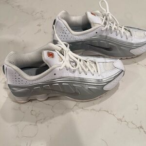 Nike White and Silver Men’s Shox R4